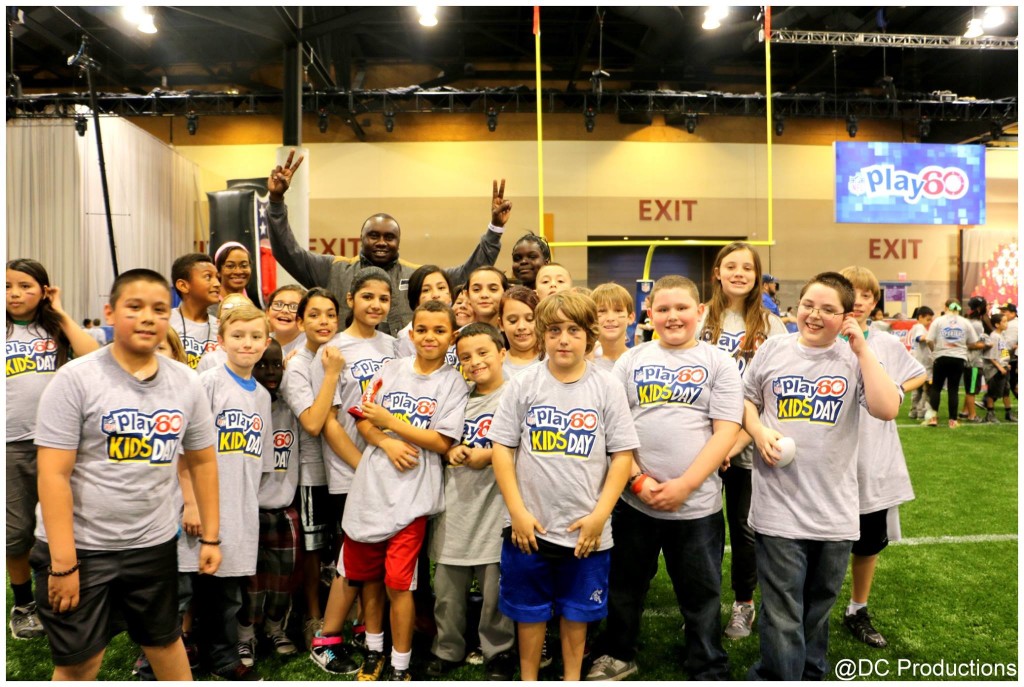 Davies Chirwa with Kids at the NFL Play 60 2015 in Phoenix Arizona