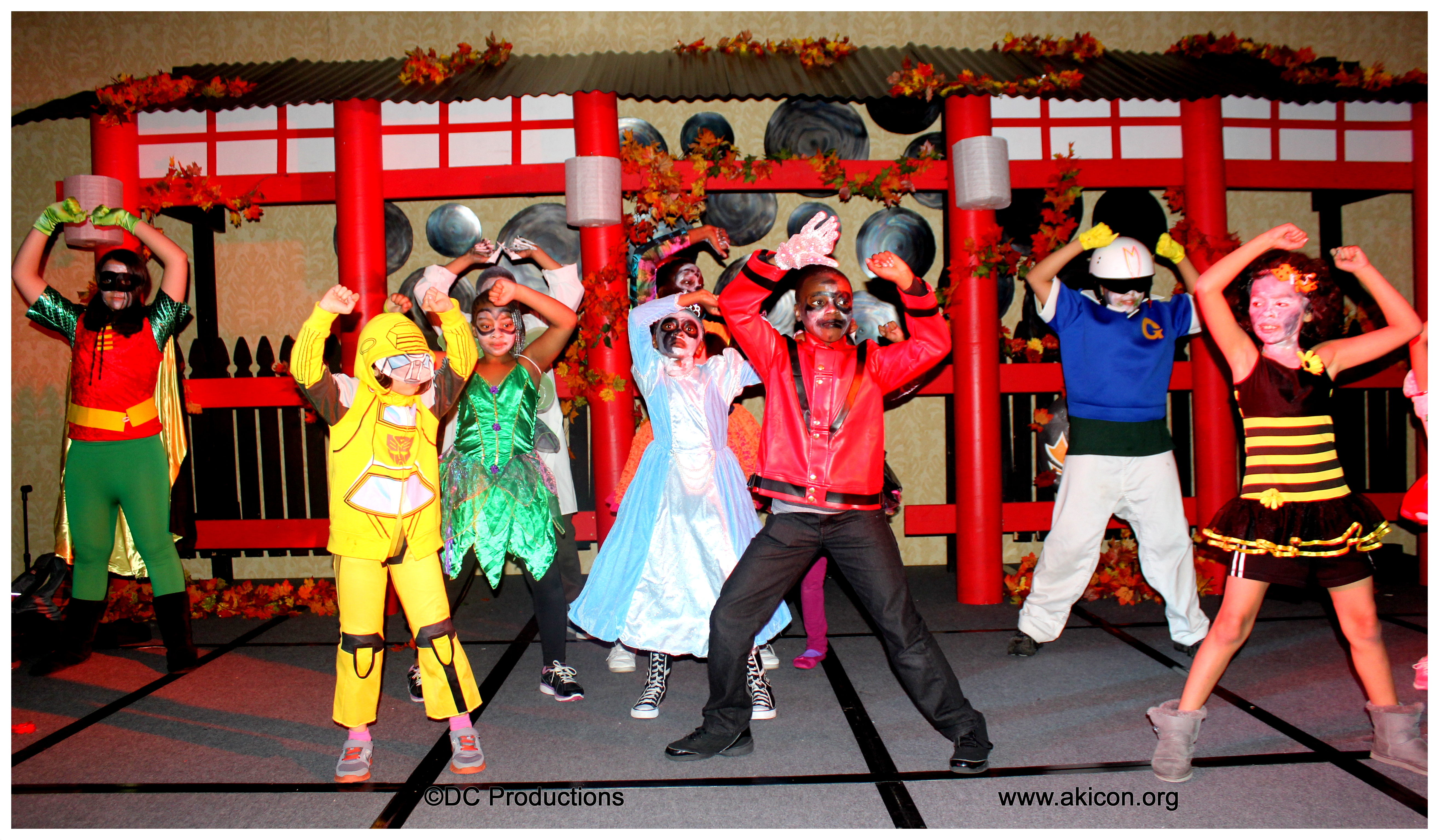 Michael Jackson Thriller Kids Dance Routine at Akicon Convention
